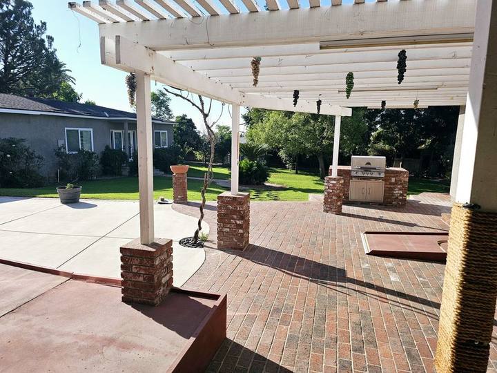 Covered patio and backyard with outdoor kitchen at Paradise Springs Banyan Street